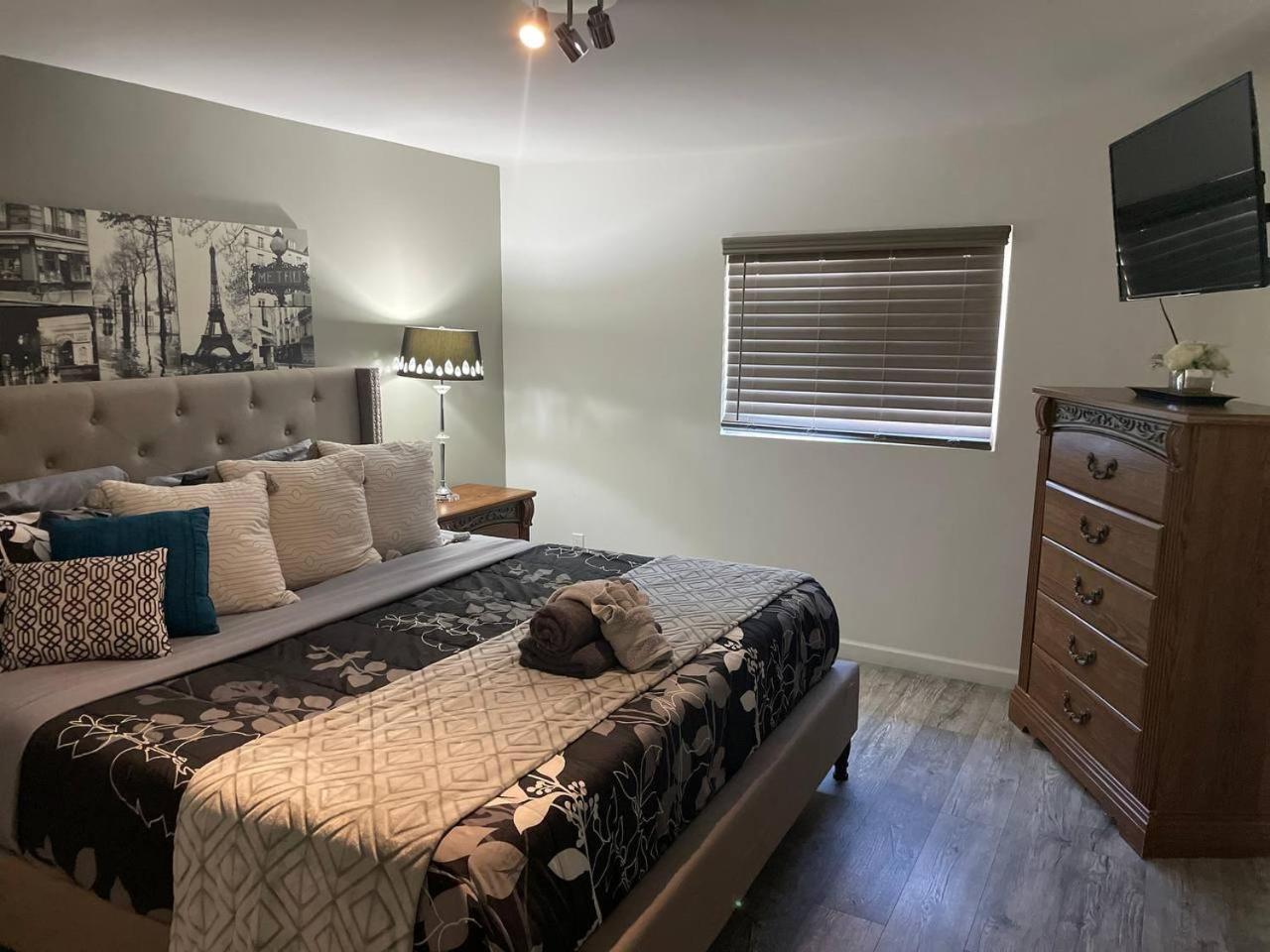 Vista To Red Rock Pets Friendly And Hot Tub Holiday home *